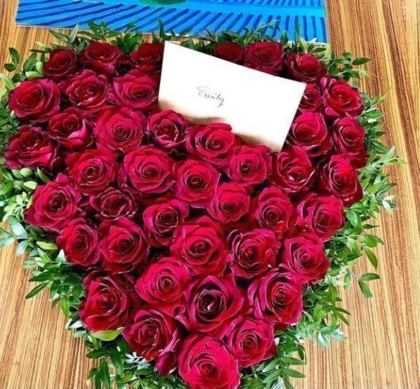 Η ομορφότερη ανθοδέσμη με 50 τριαντάφυλλα που είδαμε στα social media: Ποιός επώνυμος Κύπριος την έστειλε στην σύντροφο του;